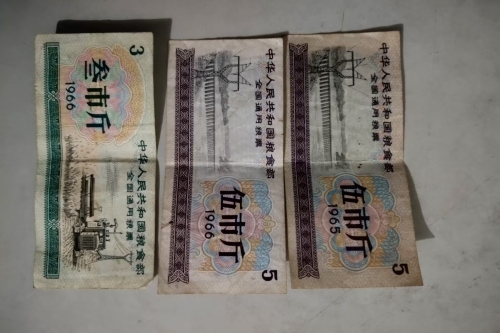 一位来住山东省聊城市的孙老师，有一些藏品和老物件，急需出手，有意者联系，价格好商量。