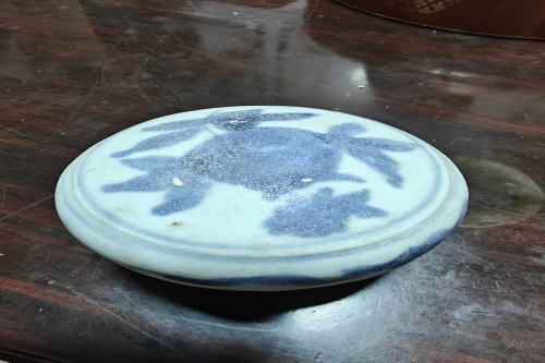 一位来自海南省海口市的陈老师，有一些藏品和很好的老物件，急需找到爱好的收藏家，有意者请联系我。目前藏友老师比较着急，只要您是真心诚意想要收藏，一切好商量。