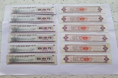 一位来自陕西省延安市的杨老师，有一些藏品和很好的老物件，急需找到爱好的收藏家，有意者请联系我。目前藏友老师比较着急，只要您是真心诚意想要收藏，一切好商量。