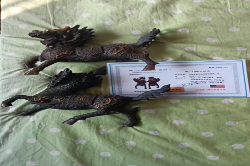 一位来自安徽省芜湖市的周老师，有一些藏品和很好的老物件，急需找到爱好的收藏家，有意者请联系我。目前藏友老师比较着急，只要您是真心诚意想要收藏，一切好商量。