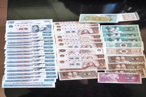 一位来自内蒙古呼和浩特市的张老师，有一些藏品和很好的老物件，急需找到爱好的收藏家，有意者请联系我。目前藏友老师比较着急，只要您是真心诚意想要收藏，一切好商量。