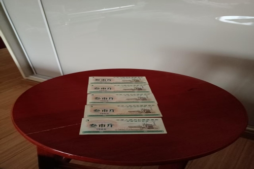 一位来住上海市普陀区的徐老师，有一些藏品和老物件，急需出手，有意者联系，价格好商量。