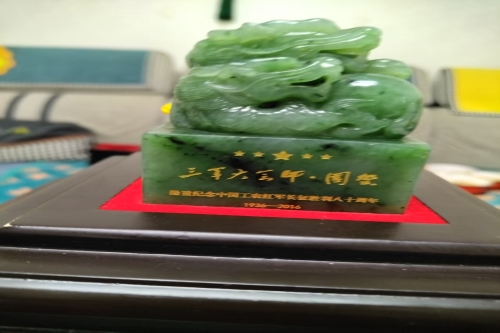 一位来自宁夏银川的石老师，有一些藏品和很好的老物件，急需找到爱好的收藏家，有意者请联系我。目前藏友老师比较着急，只要您是真心诚意想要收藏，一切好商量。