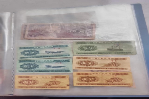 一位来自安徽省合肥市的范老师，有一些藏品和很好的老物件，急需找到爱好的收藏家，有意者请联系我。目前藏友老师比较着急，只要您是真心诚意想要收藏，一切好商量。