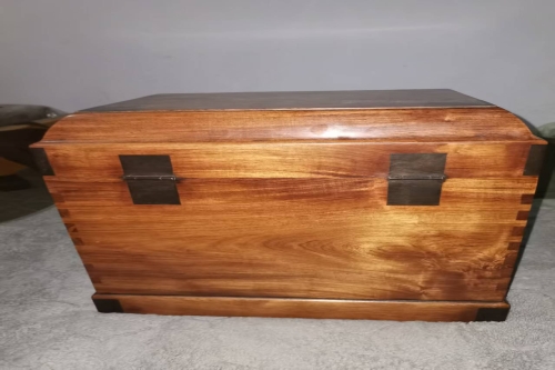 一位来自江西省九江市的汪老师，有一些藏品和老物件，急需出手，有意者联系，价格好商量。