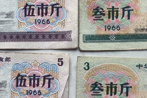 一位来住江西省宜春市的黄老师，有一些藏品和老物件，急需出手，有意者联系，价格好商量。👍