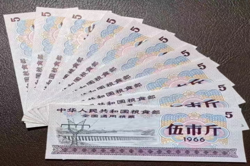 一位来自江西省吉安市👍的黄老师，有一些藏品和老物件，急需出手，有意者联系，价格好商量。