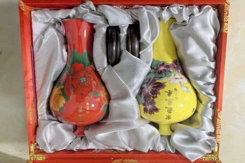 一位来住 四川成都的陈老师，有一些藏品和老物件，急需出手，有意者联系，价格好商量。。