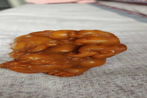 一位来自江苏江阴市的冀老师，有一些藏品和老物件，急需出手，有意者联系，价格好商量。