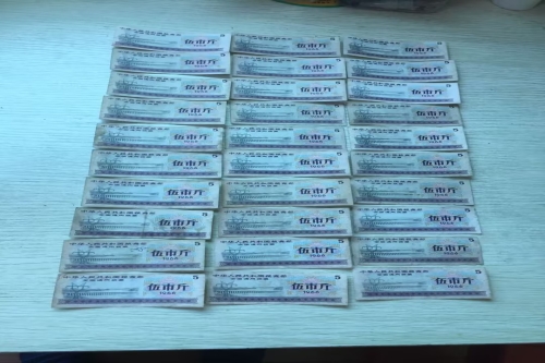 一位来自来自广东中山的李老师，有一些藏品和很好的老物件，急需找到爱好的收藏家，有意者请联系我。目前藏友老师比较着急，只要您是真心诚意想要收藏，一切好商量。