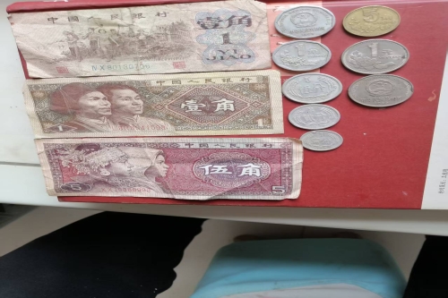 一位来自江苏省徐州市的余老师，有一些藏品和很好的老物件，急需找到爱好的收藏家，有意者请联系我。目前藏友老师比较着急，只要您是真心诚意想要收藏，一切好商量。