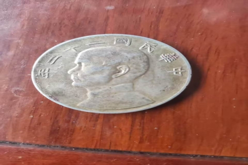 一位来住广州市白云区的龙老师，有一些藏品和老物件，急需出手，有意者联系，价格好商量。