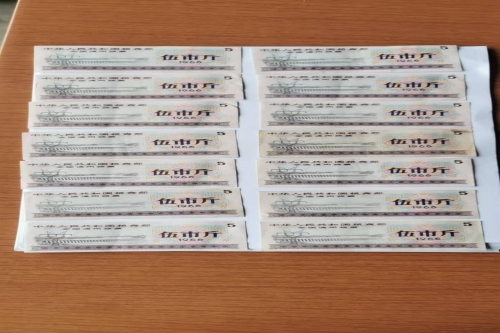 一位来自湖南省长沙市的李老师，有一些藏品和很好的老物件，急需找到爱好的收藏家，有意者请联系我。目前藏友老师比较着急，只要您是真心诚意想要收藏，一切好商量。