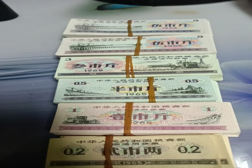 一位来自湖南省湘潭市的刘老师，有一些藏品和很好的老物件，急需找到爱好的收藏家，有意者请联系我。目前藏友老师比较着急，只要您是真心诚意想要收藏，一切好商量。