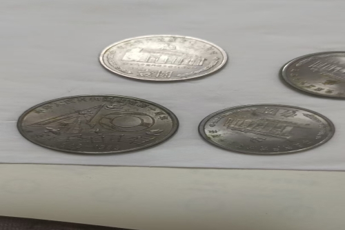 一位来自四川省成都市的李老师，有一些藏品和老物件，急需出手，有意者联系，价格好商量。