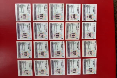 一位来自江苏省宜兴市的吴老师，有一些藏品和很好的老物件，急需找到爱好的收藏家，有意者请联系我。目前藏友老师比较着急，只要您是真心诚意想要收藏，一切好商量。