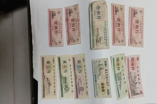 一位来自湖北省武汉市的张老师，有一些藏品和很好的老物件，急需找到爱好的收藏家，有意者请联系我。目前藏友老师比较着急，只要您是真心诚意想要收藏，一切好商量。