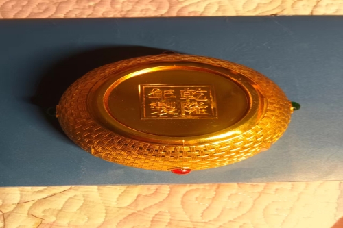 一位来自广东省深圳市的刘老师，有一些藏品和很好的老物件，急需找到爱好的收藏家，有意者请联系我。目前藏友老师比较着急，只要您是真心诚意想要收藏，一切好商量。