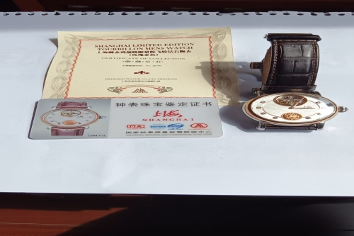 一位来自江苏省无锡市的孙老师，有一些藏品和很好的老物件，急需找到爱好的收藏家，有意者请联系我。目前藏友老师比较着急，只要您是真心诚意想要收藏，一切好商量。