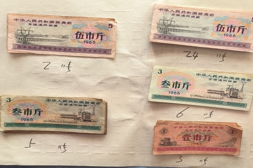 一位来住北京海淀区的杨老师，有一些藏品和老物件，急需出手，有意者联系，价格好商量。👍