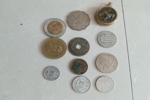 一位来自吉林省长春市的李老师，有一些藏品和很好的老物件，急需找到爱好的收藏家，有意者请联系我。目前藏友老师比较着急，只要您是真心诚意想要收藏，一切好商量。