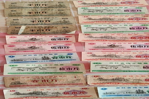 一位来住吉林省通化县的陈老师，有一些藏品和老物件，急需出手，有意者联系，价格好商量。