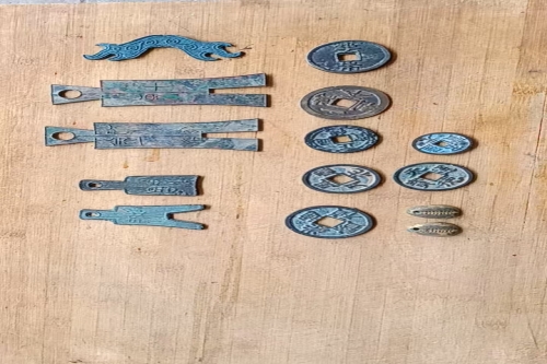 一位来自山西运城的杨老师，有一些藏品和很好的老物件，急需找到爱好的收藏家，有意者请联系我。目前藏友老师比较着急，只要您是真心诚意想要收藏，一切好商量。