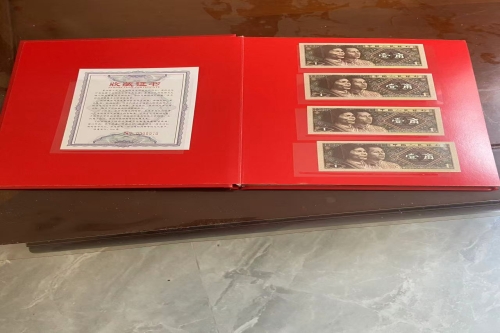 一位来自广东省佛山市的梁老师，有一些藏品和很好的老物件，急需找到爱好的收藏家，有意者请联系我。目前藏友老师比较着急，只要您是真心诚意想要收藏，一切好商量。