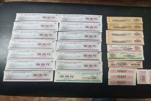 一位来自黑龙江省哈尔滨市的刘老师，有一些藏品和很好的老物件，急需找到爱好的收藏家，有意者请联系我。目前藏友老师比较着急，只要您是真心诚意想要收藏，一切好商量。