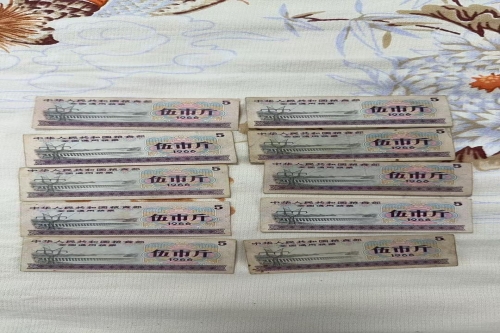 一位来自浙江省温州市的张老师，有一些藏品和很好的老物件，急需找到爱好的收藏家，有意者请联系我。目前藏友老师比较着急，只要您是真心诚意想要收藏，一切好商量。