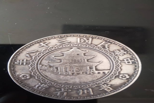 一位来住云南省楚雄州的杨老师，有一些藏品和老物件，急需出手，有意者联系，价格好商量。