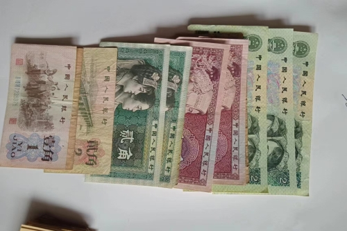 一位来自山东省济南市的吴老师，有一些藏品和很好的老物件，急需找到爱好的收藏家，有意者请联系我。目前藏友老师比较着急，只要您是真心诚意想要收藏，一切好商量。