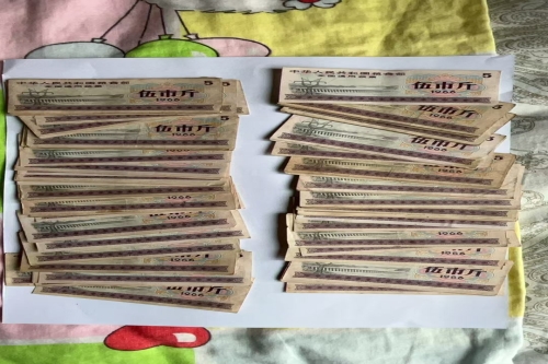 一位来自四川省成都市双流县的周老师，有一些藏品和很好的老物件，急需找到爱好的收藏家，有意者请联系我。目前藏友老师比较着急，只要您是真心诚意想要收藏，一切好商量。