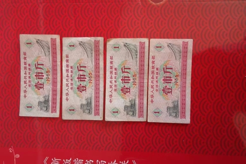 一位来自北京省的白老师，有一些藏品和很好的老物件，急需找到爱好的收藏家，有意者请联系我。目前藏友老师比较着急，只要您是真心诚意想要收藏，一切好商量。