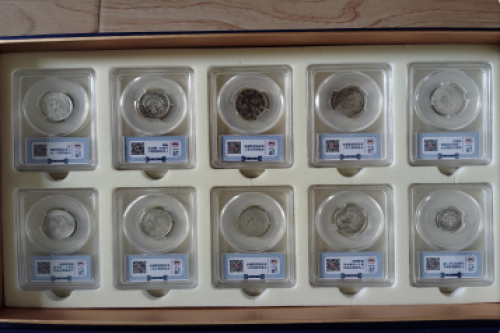 一位来自山东省青岛市的杨老师，有一些藏品和很好的老物件，急需找到爱好的收藏家，有意者请联系我。目前藏友老师比较着急，只要您是真心诚意想要收藏，一切好商量。