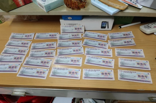 一位来自江西省赣州市的袁老师，有一些藏品和很好的老物件，急需找到爱好的收藏家，有意者请联系我。目前藏友老师比较着急，只要您是真心诚意想要收藏，一切好商量。