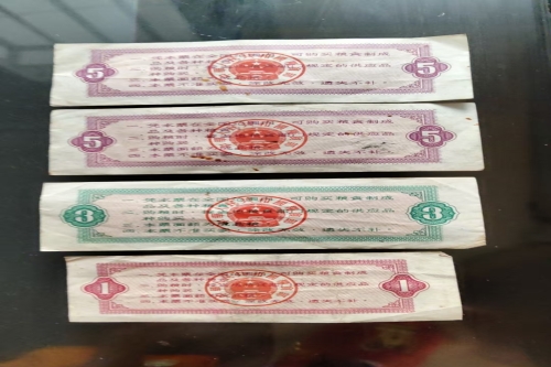 一位来住上海市崇明区的吴老师，有一些藏品和老物件，急需出手，有意者联系，价格好商量。