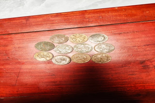 一位来自江苏省张家港市的孙老师，有一些藏品和老物件，急需出手，有意者联系，价格好商量。