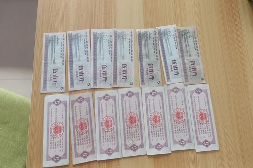 一位来江西省吉安市的张老师，有一些藏品和老物件，急需出手，有意者联系，价格好商量。