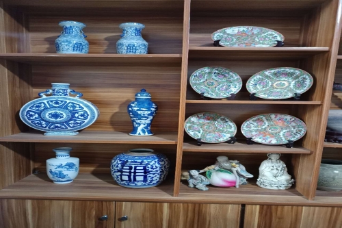 一位来自库尔德市的史老师，有一些藏品和老物件，急需出手，有意者联系，价格好商量。