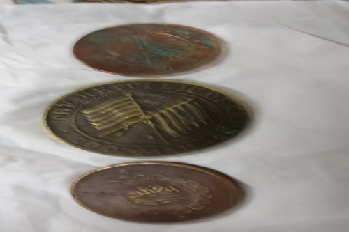 一位来自广东省的莫老师，有一些藏品和老物件，急需出手，有意者联系，价格好商量。