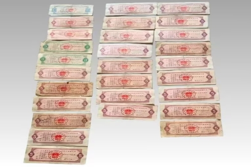 一位来自河北承德的侯老师，有一些藏品和老物件，急需出手，有意者联系，价格好商量。