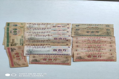 一位来自北京市石景山区的杨老师，有一些藏品和很好的老物件，急需找到爱好的收藏家，有意者请联系我。目前藏友老师比较着急，只要您是真心诚意想要收藏，一切好商量。