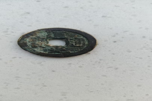  一位来山东省滨州市的吴老师,有一些藏品和很好的老物件，急需找到爱好的收藏家，有意者请联系我。目前藏友老师比较着急，只要您是真心诚意想要收藏，一切好商量。