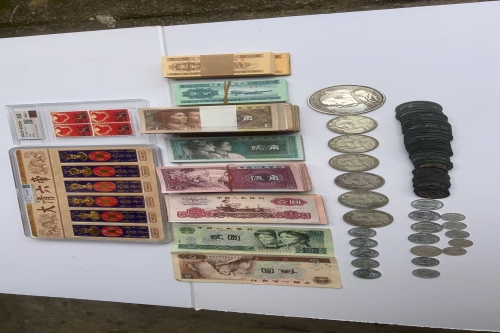 一位来自广西壮族自治区的覃老师，有一些藏品和很好的老物件，急需找到爱好的收藏家，有意者请联系我。目前藏友老师比较着急，只要您是真心诚意想要收藏，一切好商量。