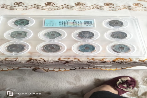 一位来自吉林省延边自治州珲春市的梁老师，有一些藏品和很好的老物件，急需找到爱好的收藏家，有意者请联系我。目前藏友老师比较着急，只要您是真心诚意想要收藏，一切好商量。