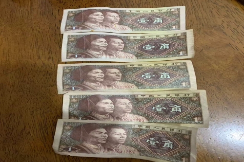 一位来自香港的蔡老师，有一些藏品和老物件，急需出手，有意者联系，价格好商量。