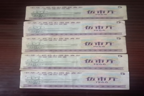 一位来自河南省的张老师，有一些藏品和老物件，急需出手，有意者联系，价格好商量。