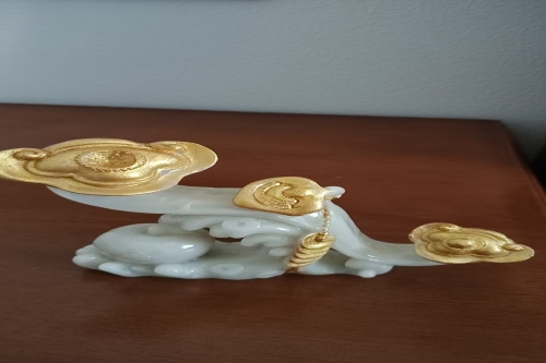 一位来自福建省三明市的戴老师，有一些藏品和老物件，急需出手，有意者联系，价格好商量。