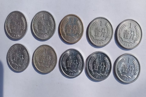 一位来自的江苏省盐城市的张老师，有一些藏品和很好的老物件，急需找到爱好的收藏家，有意者请联系我。目前藏友老师比较着急，只要您是真心诚意想要收藏，一切好商量。